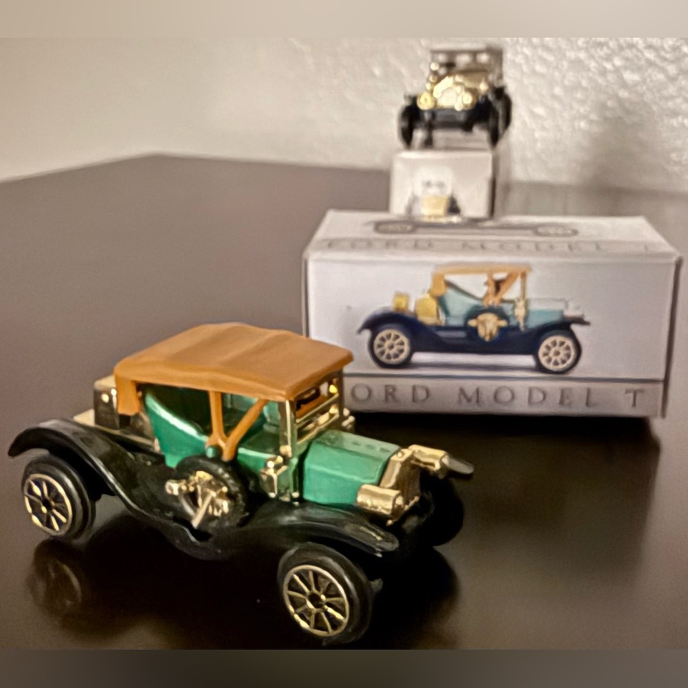 Classic Vintage Reader’s Digest Die-Cast Mini Car Set | 1:64 Scale | Boxed - Picture 6 of 7